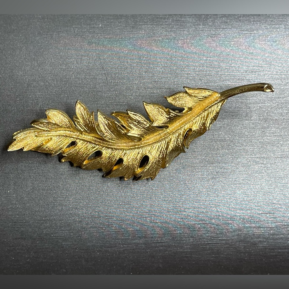 Coro 1961 Realistic Gold Tone Leaf 3” Brooch.
